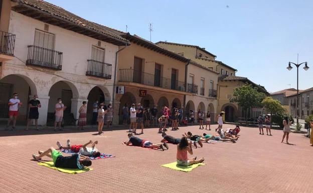 Sombrillas, toallas y balones de playa ante el Ayuntamiento de Santa María la Real de Nieva para pedir la piscina