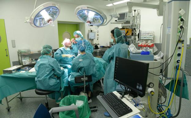 La covid retrasa más de un año la cirugía de 1.679 pacientes y más de seis meses la de 7.303 en la región