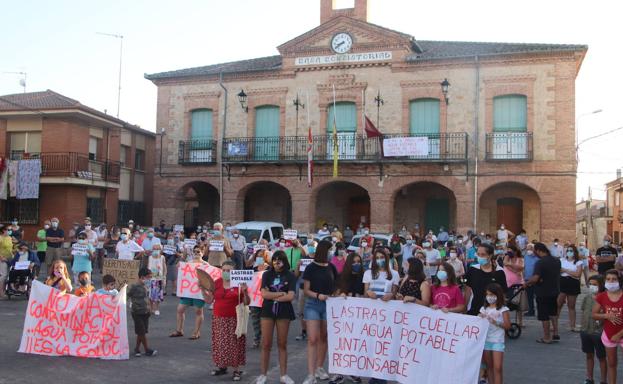 Lastras de Cuéllar colma el vaso de su hartazgo tras seis años sin agua potable en los grifos
