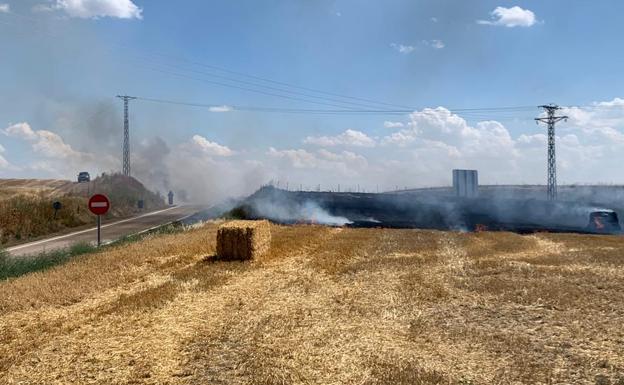 Arde un camión cargado de paja en la A-6