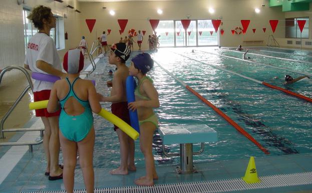 El Ayuntamiento de Íscar reabre la piscina cubierta solo para uso deportivo y con reserva previa