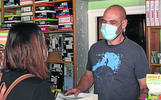 «Sin fiestas toca trabajar en el estanco y en lo que surja»