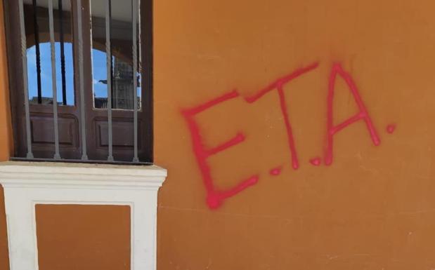 Aparecen en Villalón de Campos una decena de pintadas de ETA, Grapo y A.C.A.B.