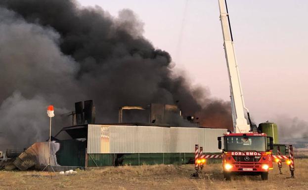 Trece horas de intensas llamas acabaron con el reactor central de la planta de residuos de San Pedro del Arroyo (Ávila)