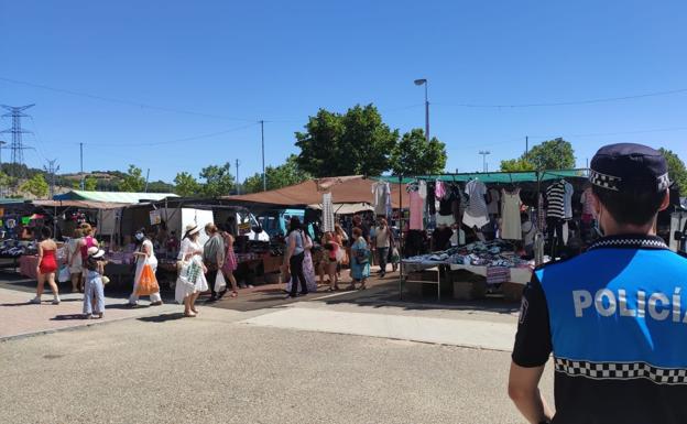 La Policía Municipal de Valladolid pone siete denuncias por no llevar mascarilla a vendedores del mercadillo