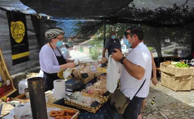 Los 21 puestos de la feria de Monleras encandilan con sus productos al público