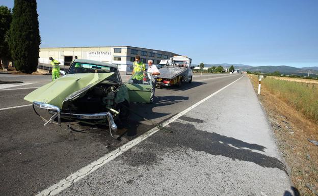Un camión y un turismo protagonizan un aparatoso accidente en la N-VI, en León