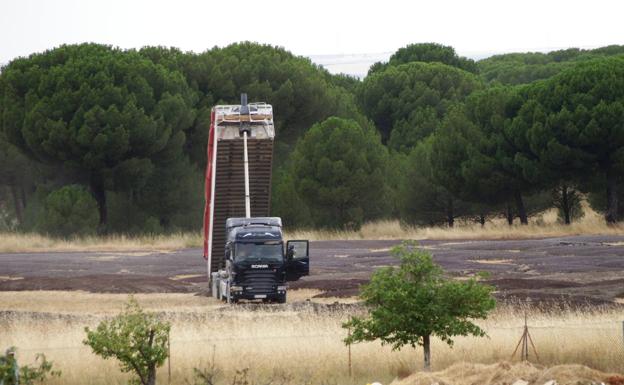Los gestores del residuo depositado junto a chalés de Mojados aseguran que no son nocivos