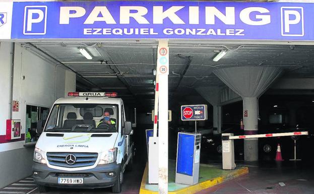 Las trabajadoras del 'parking' de Ezequiel González alejan la amenaza de despido