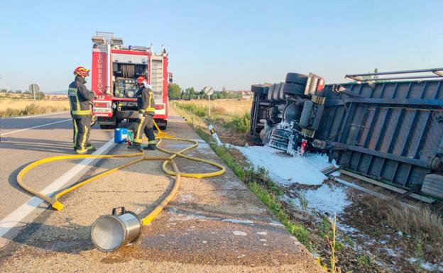 Vuelca un camión con mercancías peligrosas en Astorga sin causar heridos