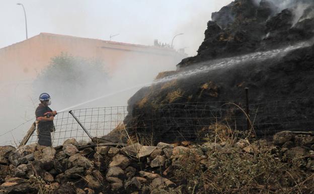 Susto en Trescasas por un incendio de pacas de paja a escasos 60 metros de las viviendas