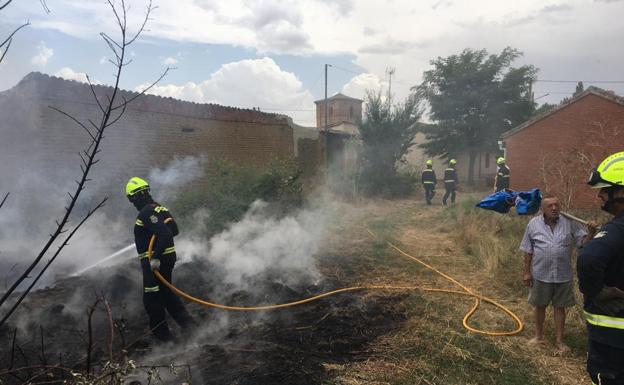 Sofocan un fuego que amenazaba varias casas de Castrillejo de la Olma