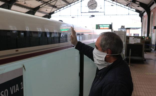 Usuarios del AVE de Valladolid denuncian la falta de control de Renfe del uso de la mascarilla