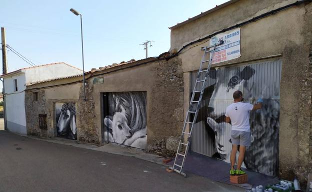 Las puertas de Pereña de la Ribera se llenan de arte y mujeres rurales