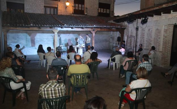Cuéllar llena sus barrios de espectáculos itinerantes con 'Saca tu silla a la calle'