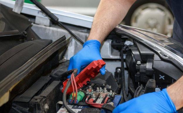 La pieza del coche «arruinaveranos» que cuesta 50 euros revisar pero 1.000 reparar