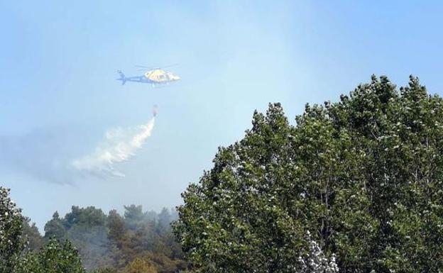 En aislamiento por un positivo la cuadrilla contra incendios del helicóptero de Medina de Pomar y la brigada de autobombas