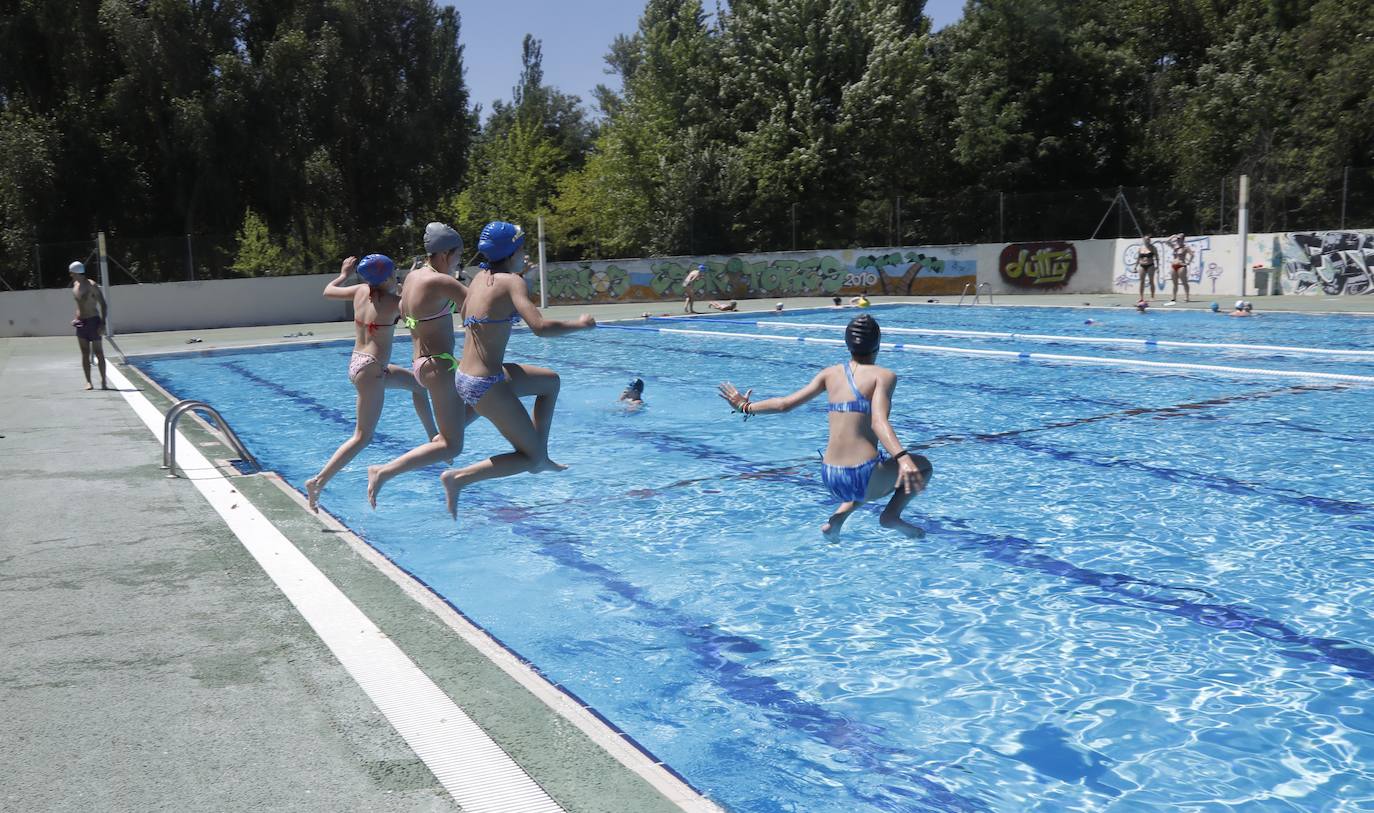 Denuncian a tres jóvenes que se colaron en unas piscinas municipales de Palencia y se bañaron de madrugada