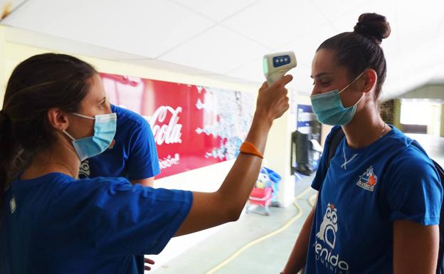 Avenida recibe a Nikolina Milic y Emese Hof tras completar una semana de entrenamientos