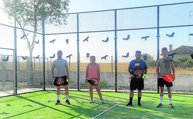 Un torneo de pádel y teatro abren las actividades de verano en Rollán