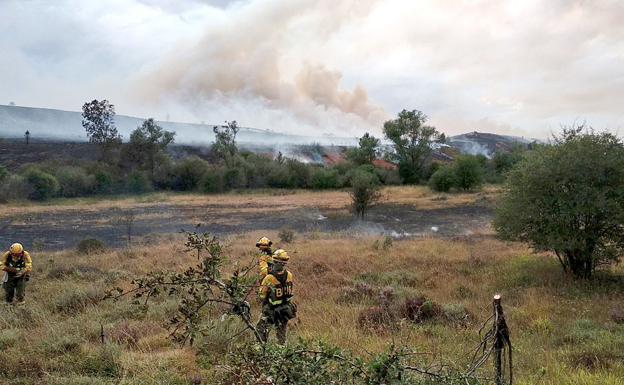 El incendio declarado ayer en Tabanera de Valdavia evoluciona de forma favorable y desciende a nivel 0