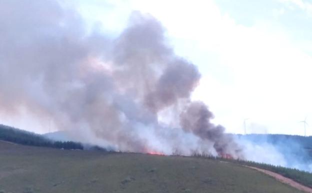 Dos aviones se unen a la lucha contra el incendio originado por rayos en el Bierzo que continua activo