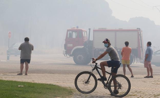 El fuego quema parte del pinar al borde de las casas de Entrepinos en Simancas