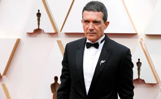 Antonio Banderas celebra su 60 cumpleaños con coronavirus