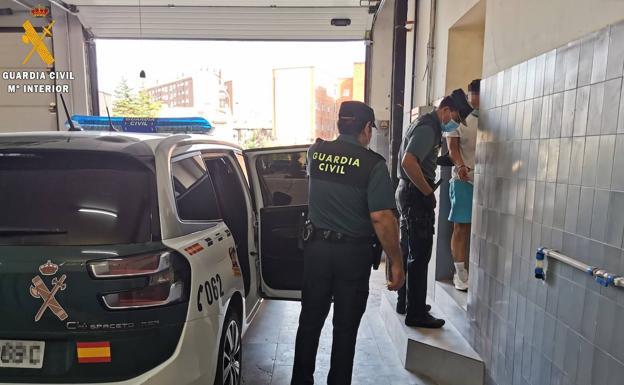 Le pillan robando en un pueblo de Palencia y dice que buscaba una peña