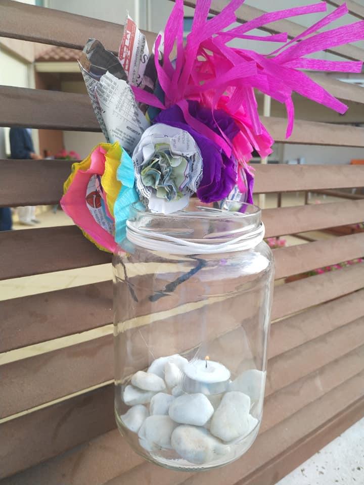 Los vecinos de Linares de Riofrío engalanan sus balcones y fachadas