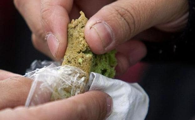 Intoxicados cuatro jóvenes al comer un pastel de marihuana durante una fiesta en Laguna