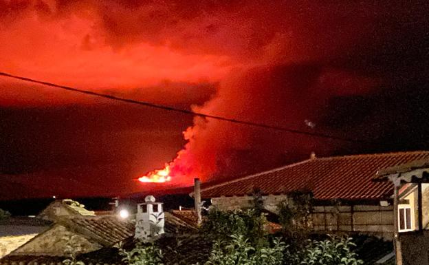 Dos helicópteros luchan contra un incendio en el campo de tiro leonés del Teleno