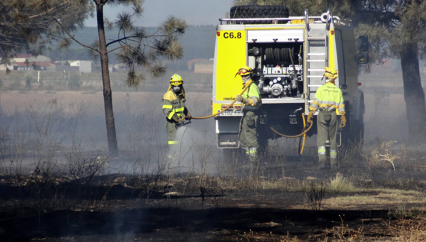 Las llamas rodean las casas de La Pedraja de Portillo