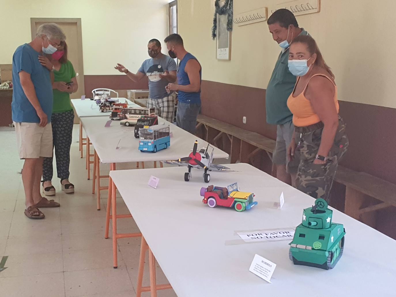 Garcibuey muestra los trabajos artesanos de un vecino realizados durante el confinamiento