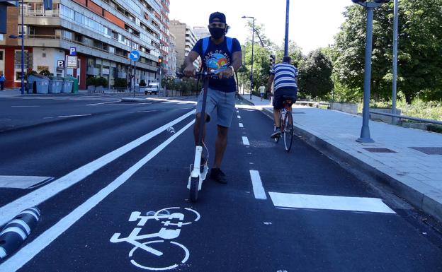 Los patinetes eléctricos se refugian en los carriles bici ante la falta de normativa en Valladolid