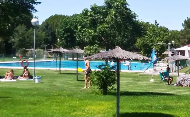 Piscina, terraza y comunión, en la primera jornada de Íscar y Pedrajas fuera del confinamiento