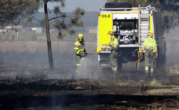 Dos fuegos ya extinguidos en Valladolid y León calcinan respectivamente tres y 14 hectáreas