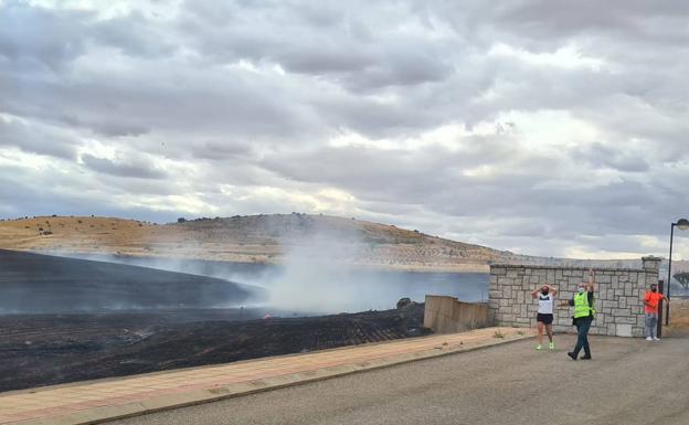 Alarma en Aldeatejada por la proximidad de un fuego a las viviendas de una urbanización