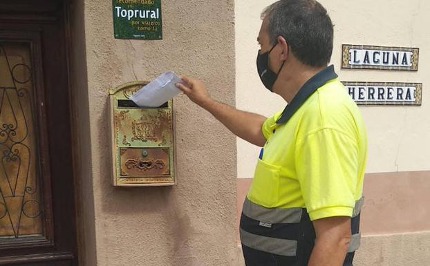 Campo de Cuéllar, uno de los focos de contagio en Segovia, buzonea mascarillas entre los vecinos