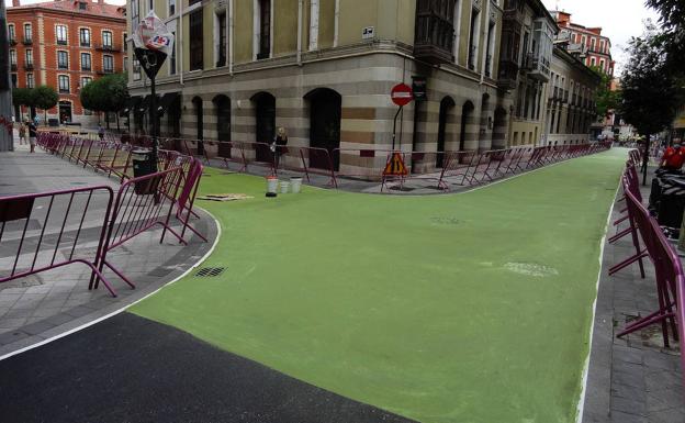 La calzada de Claudio Moyano en Valladolid se viste de verde para estrenar su peatonalización