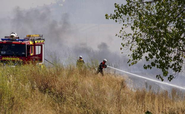 Controlan un incendio que se aproximó peligrosamente a una gasolinera en Robliza de Cojos