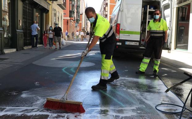 El Ayuntamiento de Valladolid busca solución para los desconchones y la suciedad en las calles decoradas del centro