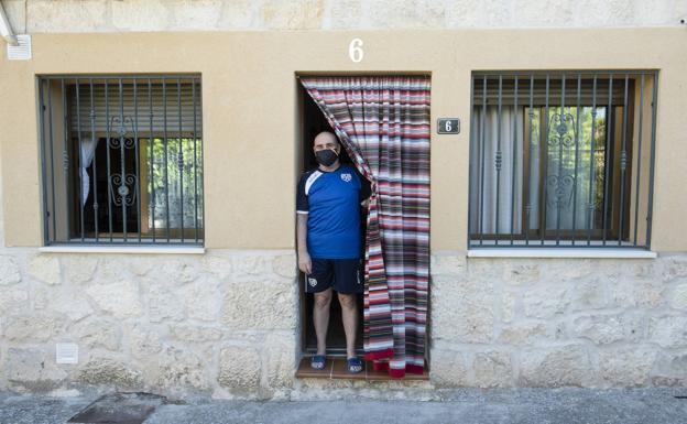 Lorenzo, contagiado confinado en Carrascal del Río: «Fue viendo el partido del Madrid en el bar cuando se propagó por el pueblo»