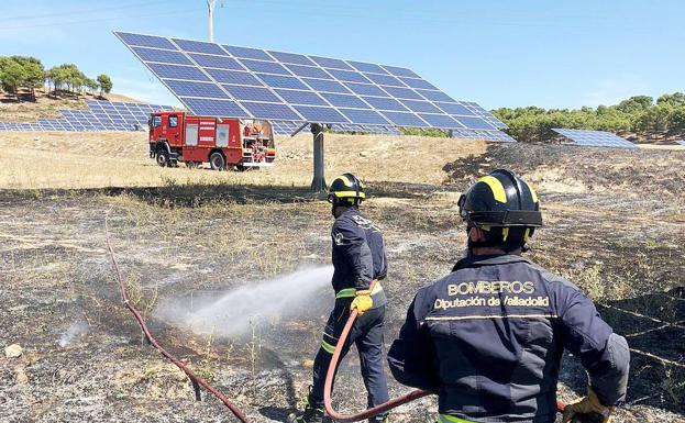 Los Bomberos sofocan un incendio en un parque solar en Mota del Marqués