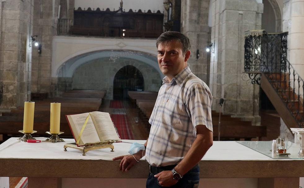 El párroco con ocho pueblos a su cargo y 700 misas cada año