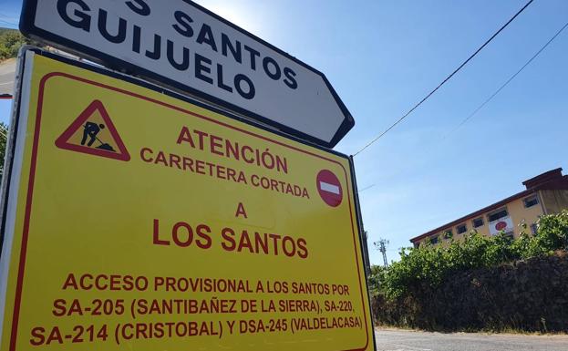 La carretera entre Los Santos y San Esteban de la Sierra, cortada hasta febrero