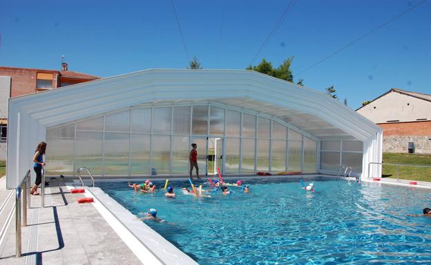 Cierran la piscina de Santibáñez de la Peña tras defecar un bañista en el agua