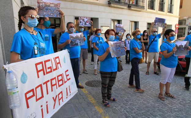 Vecinos de Lastras de Cuéllar muestran su hartazgo por seis años sin agua potable