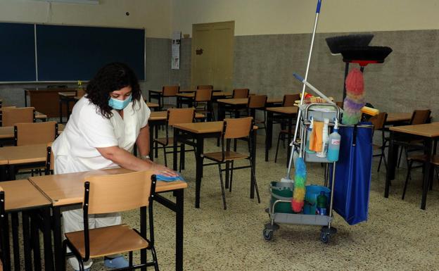 Los ayuntamientos piden normas claras y más dinero para la desinfección de los colegios