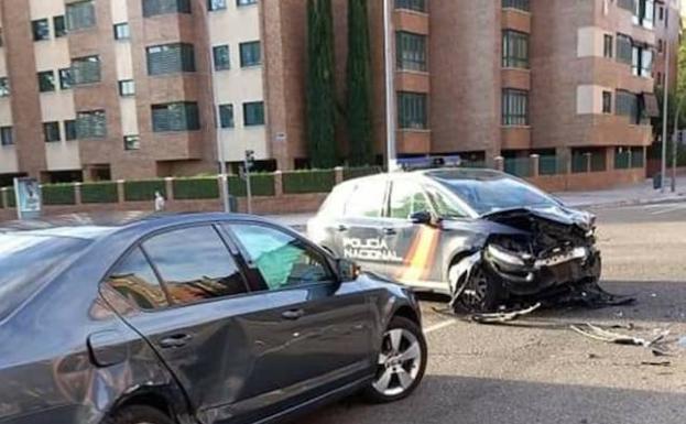 Destrozado un coche patrulla tras colisionar con otro vehículo en el barrio vallisoletano de Parquesol